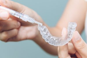 How to Whiten Teeth with Braces home kits